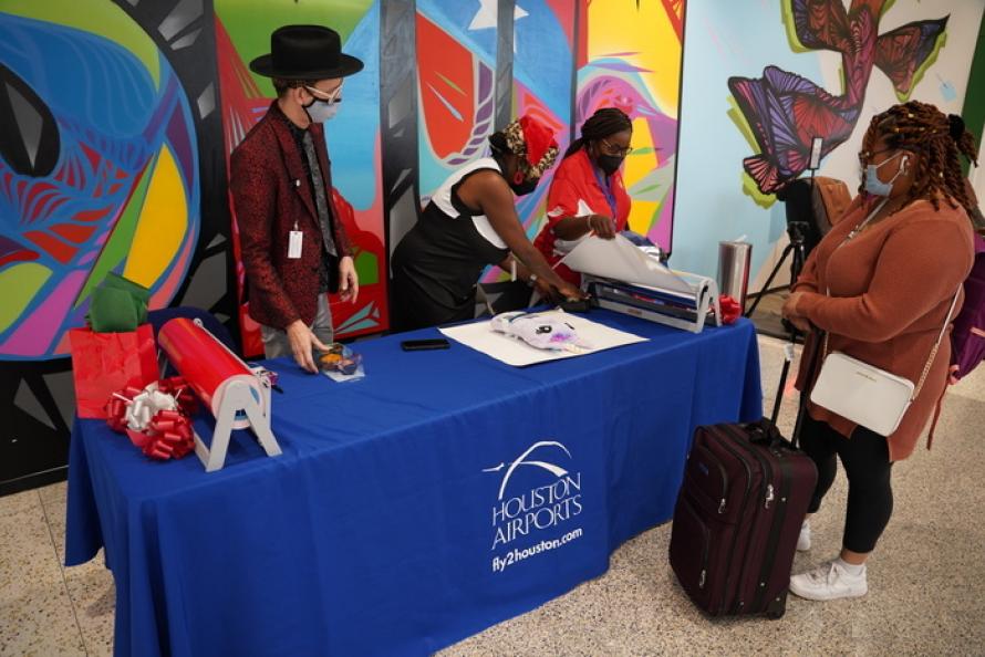 Passengers get their gifts wrapped by airport staff