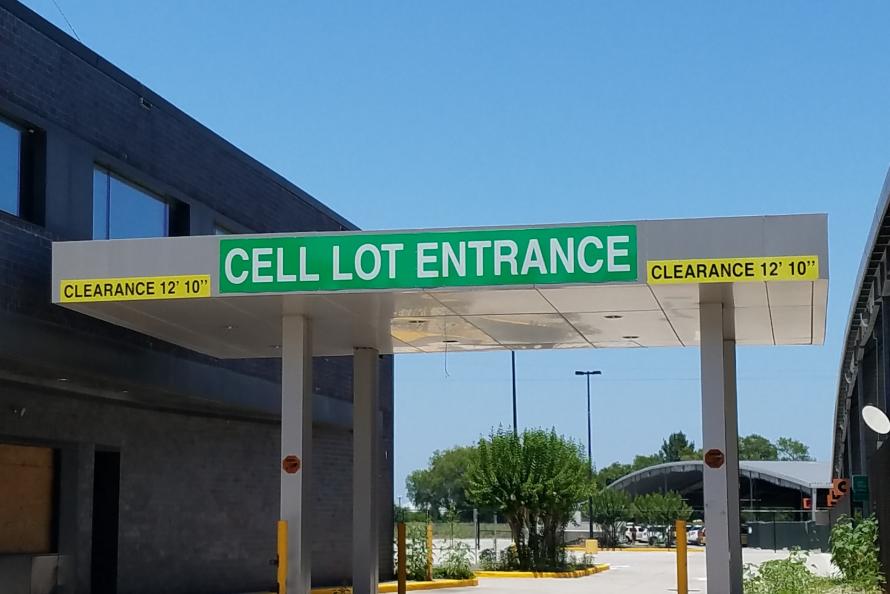 Cell phone lots, short-term parking rates at Houston airports make picking up arriving passengers easy and convenient